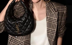 宝宝把腿抬得很高一点